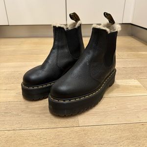 Platform shearling Doc Martins